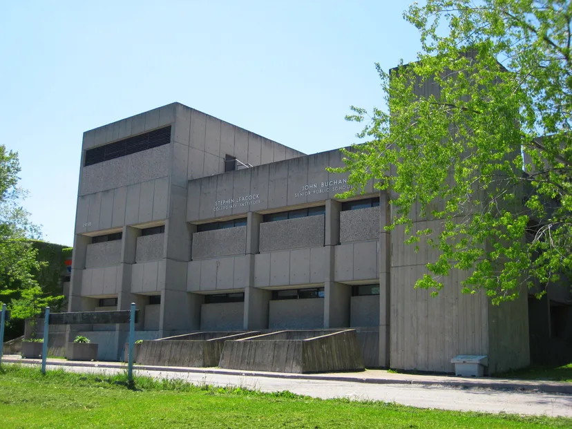 L'edificio scolastico moderno del Stephen Leacock Collegiate Institute, con grandi finestre e un ingresso caratteristico, è circondato da alberi verdi.