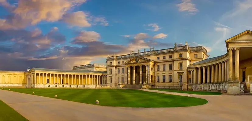 Il maestoso edificio con la facciata a colonne nel campus del Carfax College si erge sotto un cielo nuvoloso.
