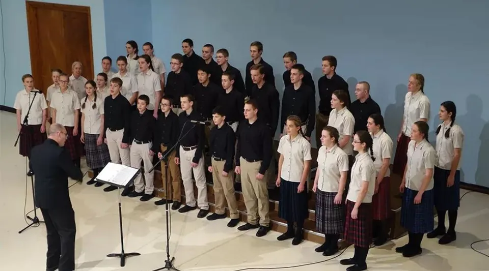 Un gruppo di studenti della Beech Grove School insieme durante un'esibizione del coro.