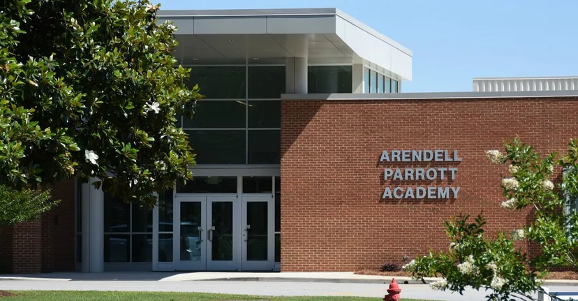 Si vede l'edificio moderno in mattoni della Arendell Parrott Academy con grandi vetrate.