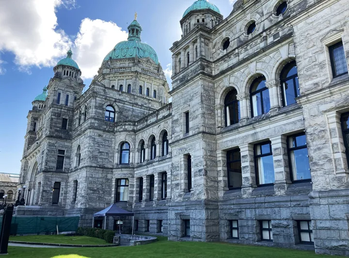 Das Parlamentsgebäude von British Columbia in Victoria mit grünen Kuppeln