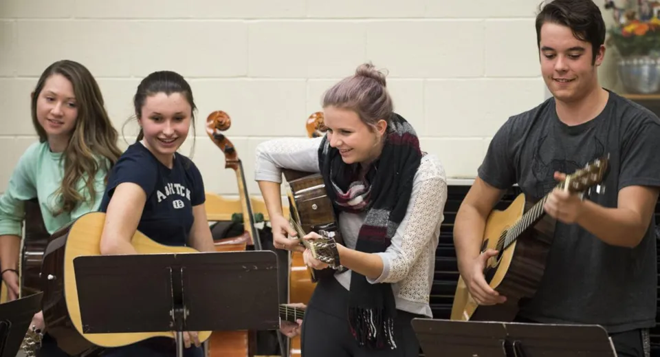 Un gruppo di studenti del Breifne College suona la chitarra insieme durante la lezione di musica.