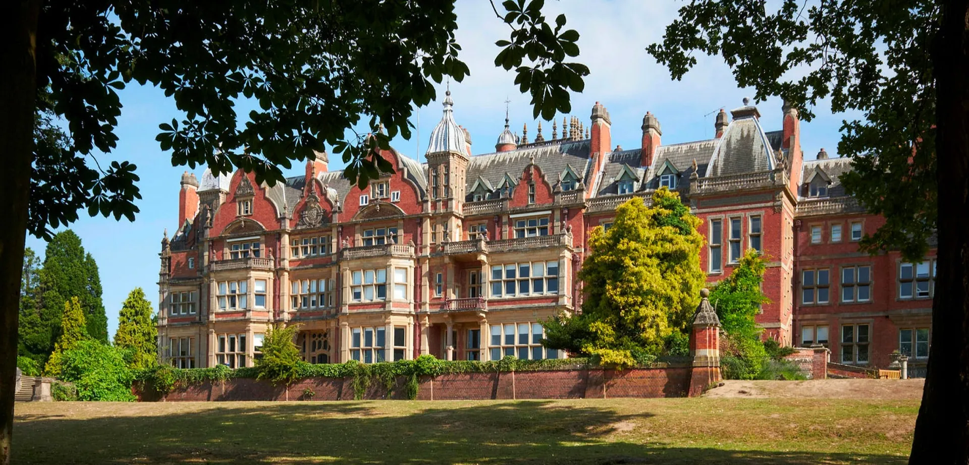 L'imponente edificio di Reddam House Berkshire mostra un'architettura gotica ed è circondato da un curato parco verde.