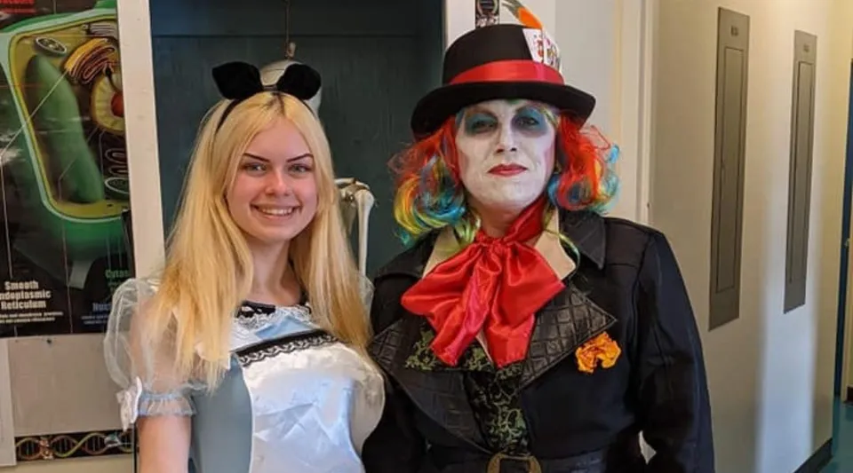 Due persone con colorati costumi teatrali si trovano in una stanza all'interno del campus del Gander Collegiate.