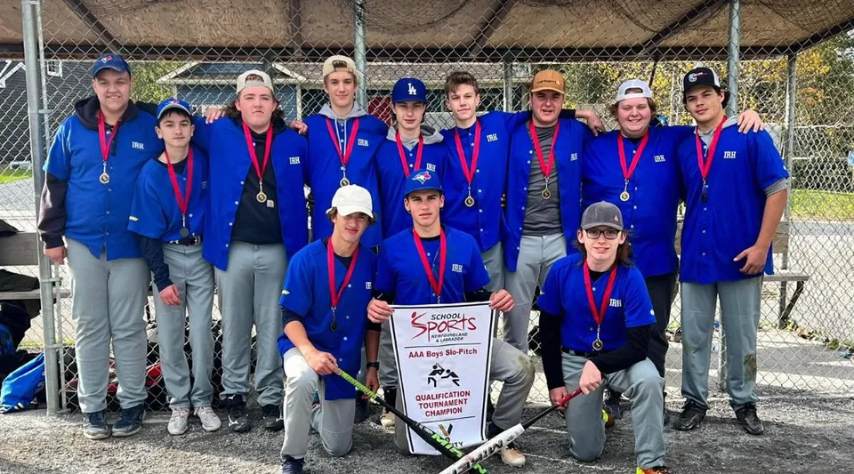 Studenti in divisa blu con medaglie sono insieme davanti all'area recintata Kids Sports della Indian River High.