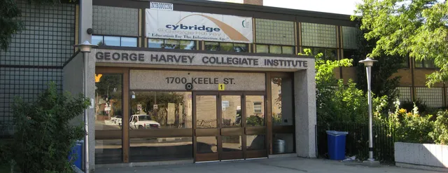 L'ingresso del George Harvey Collegiate Institute con il Cybridge Education Center sullo sfondo.