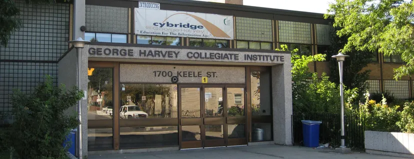 L'ingresso del George Harvey Collegiate Institute con il Cybridge Education Center sullo sfondo.
