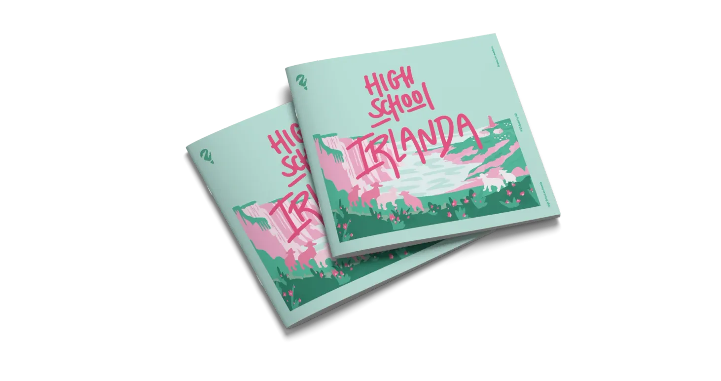 Dos ejemplares del folleto High School Irlanda con un paisaje verde ilustrado en la portada