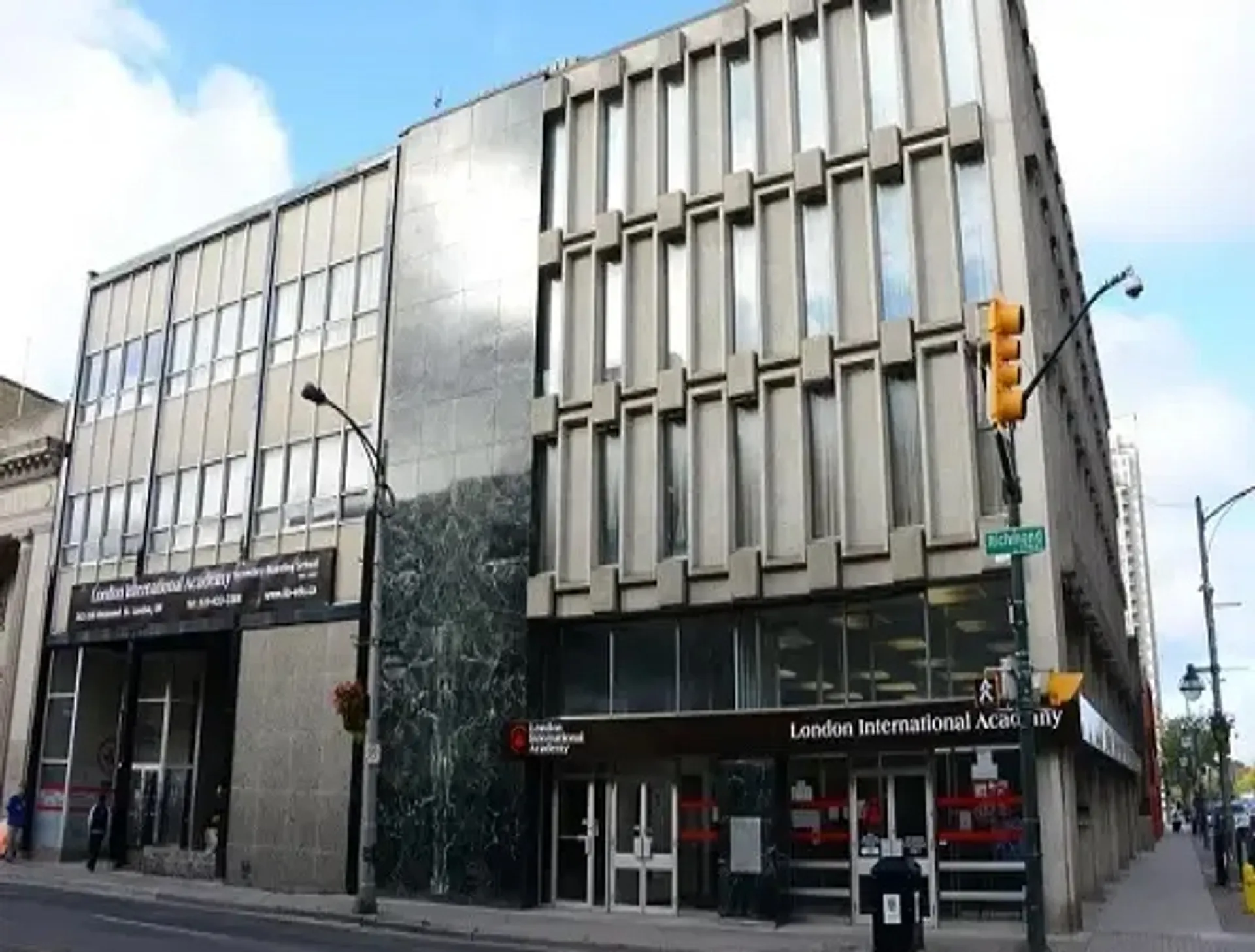 Il moderno edificio a più piani della London International Academy con facciata in vetro e metallo in un contesto urbano.