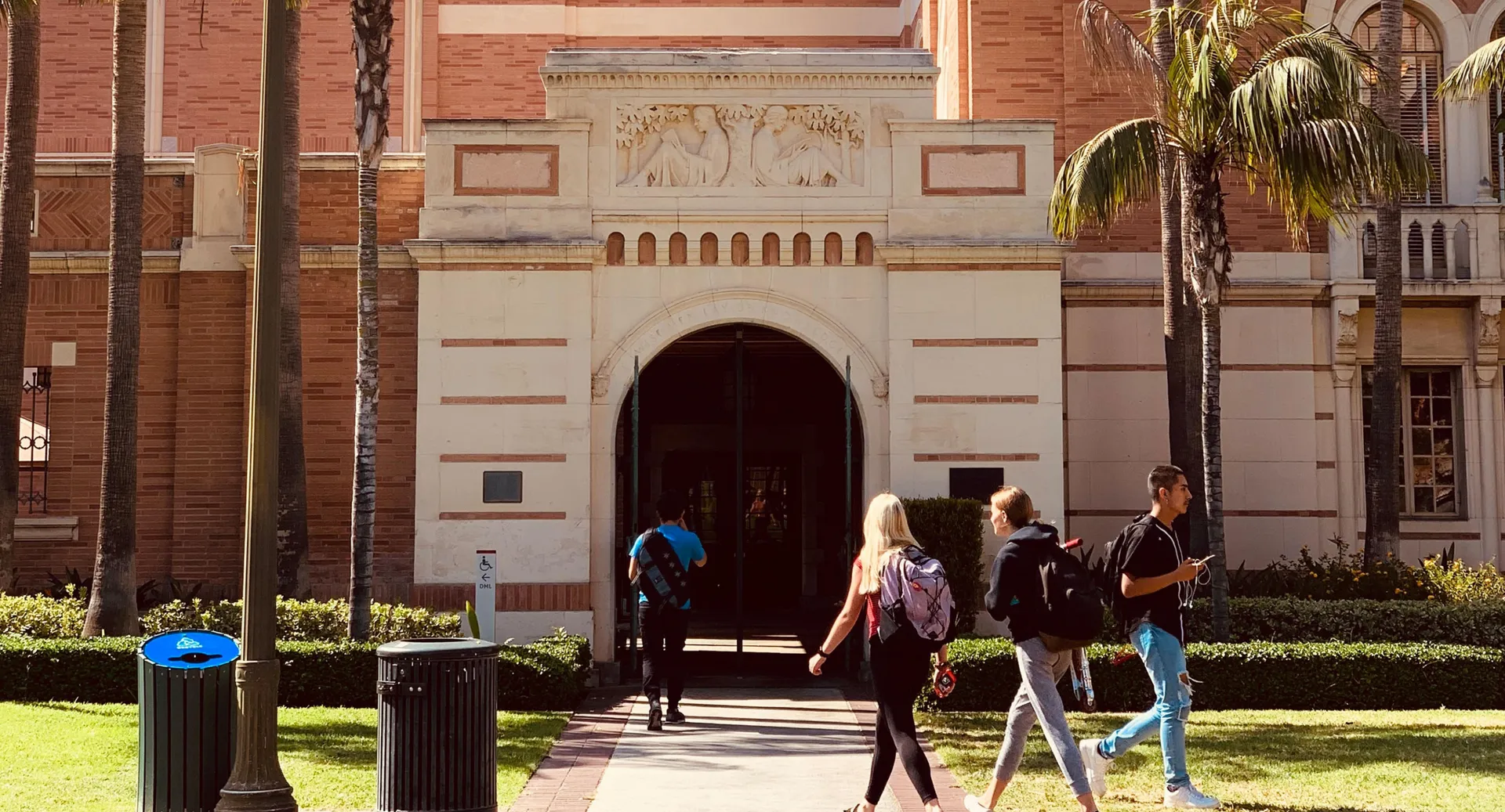 Studenti con lo zaino camminano verso l'edificio d'ingresso della Birmingham Community Charter High School.