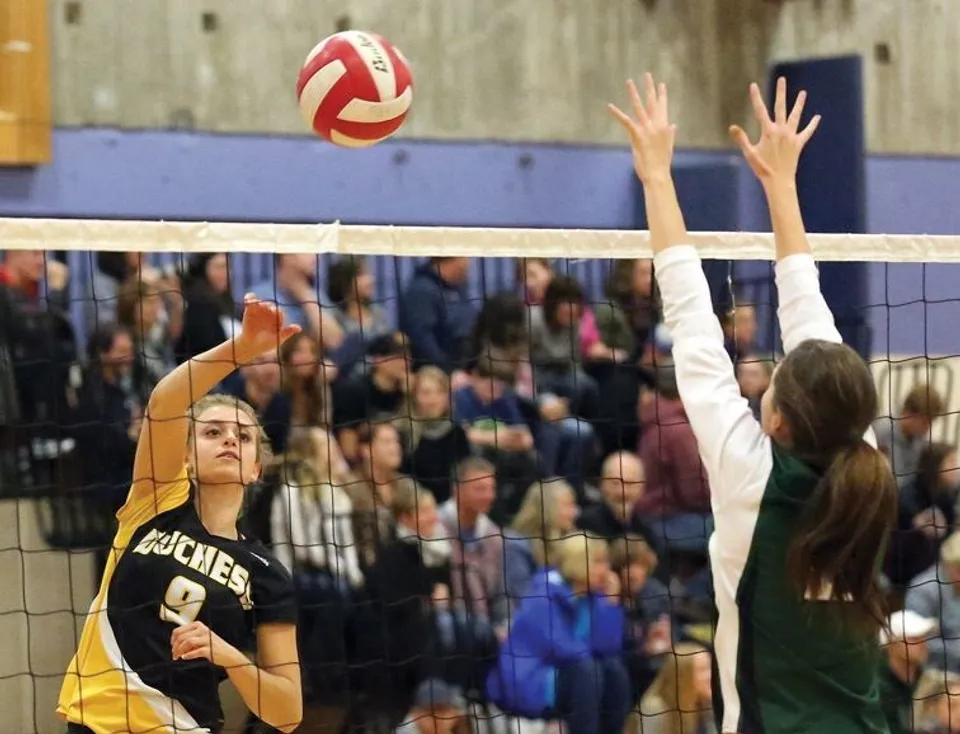 Studenti della Duchess Park Secondary School giocano a pallavolo mentre gli spettatori sullo sfondo seguono la partita.