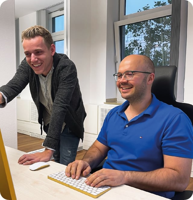 Matthias und ein Mitarbeiter von Kulturwerke Deutschland im Büro