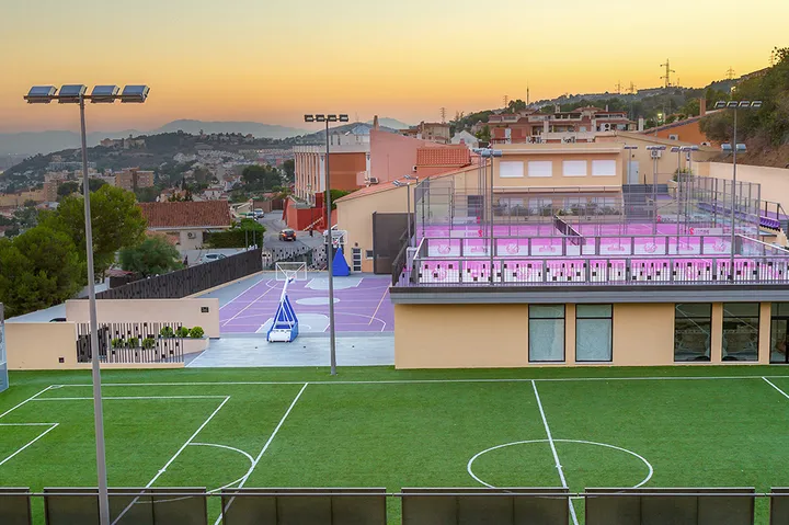 Fußballplatz und Padelplätze der Residenz in Málaga in der Abendsonne