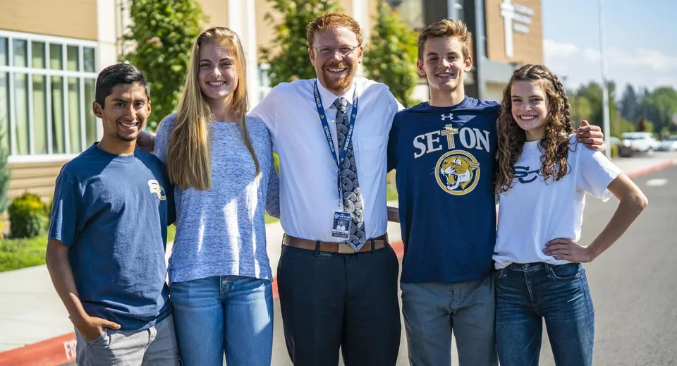 Un gruppo di studenti davanti a un edificio nel campus della Seton Catholic High School.