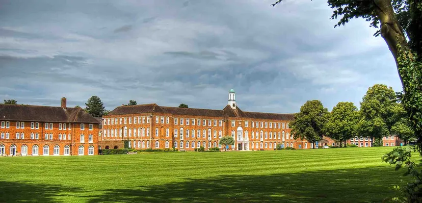 Il grande edificio in mattoni con torre centrale si trova nel verde campus di St. Swithun's.
