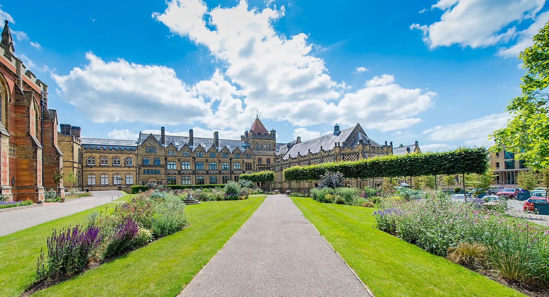 Il giardino curato con un sentiero tortuoso davanti a un edificio simile a un castello nel campus della Tonbridge School.