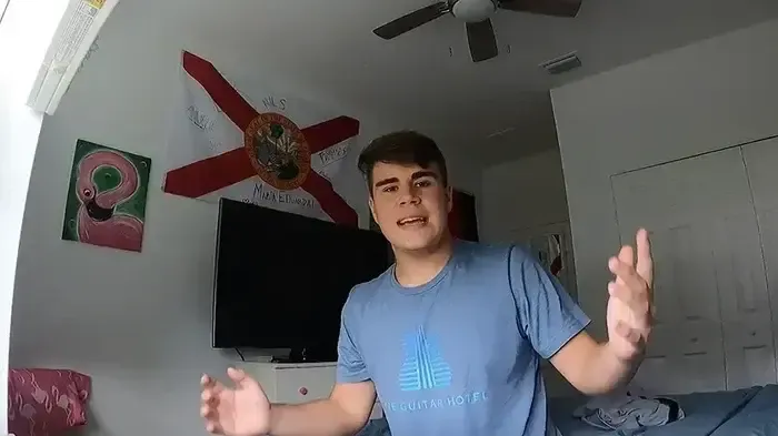 Miklas erzählt vor einer Florida-Flagge von seinem Auslandsjahr, Vorschaubild des Erfahrungsvideos