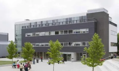 Edificio moderno delle aule del campus di Avery Hill con alberi bassi davanti all'ingresso