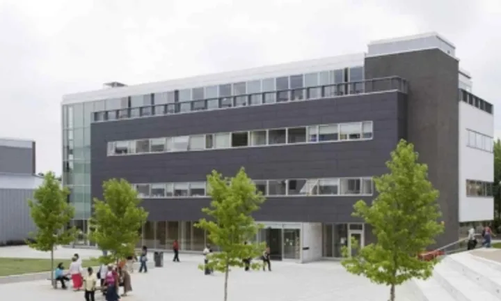 Edificio moderno delle aule del campus di Avery Hill con alberi bassi davanti all'ingresso