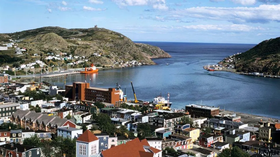 Vista panoramica del porto e della costa di St. John's, sede della Prince of Wales Collegiate.