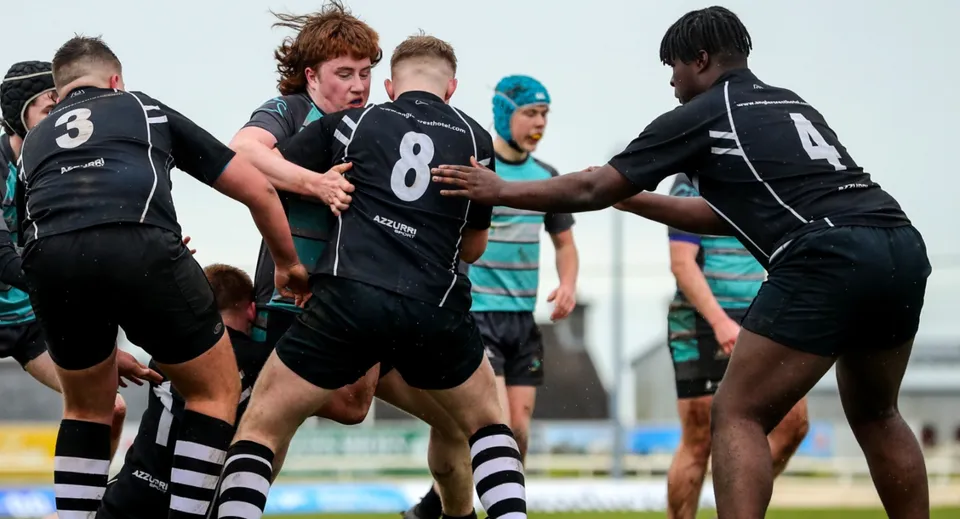 Un gruppo di giocatori di rugby del Sancta Maria College durante una fase di gioco sul campo sportivo.