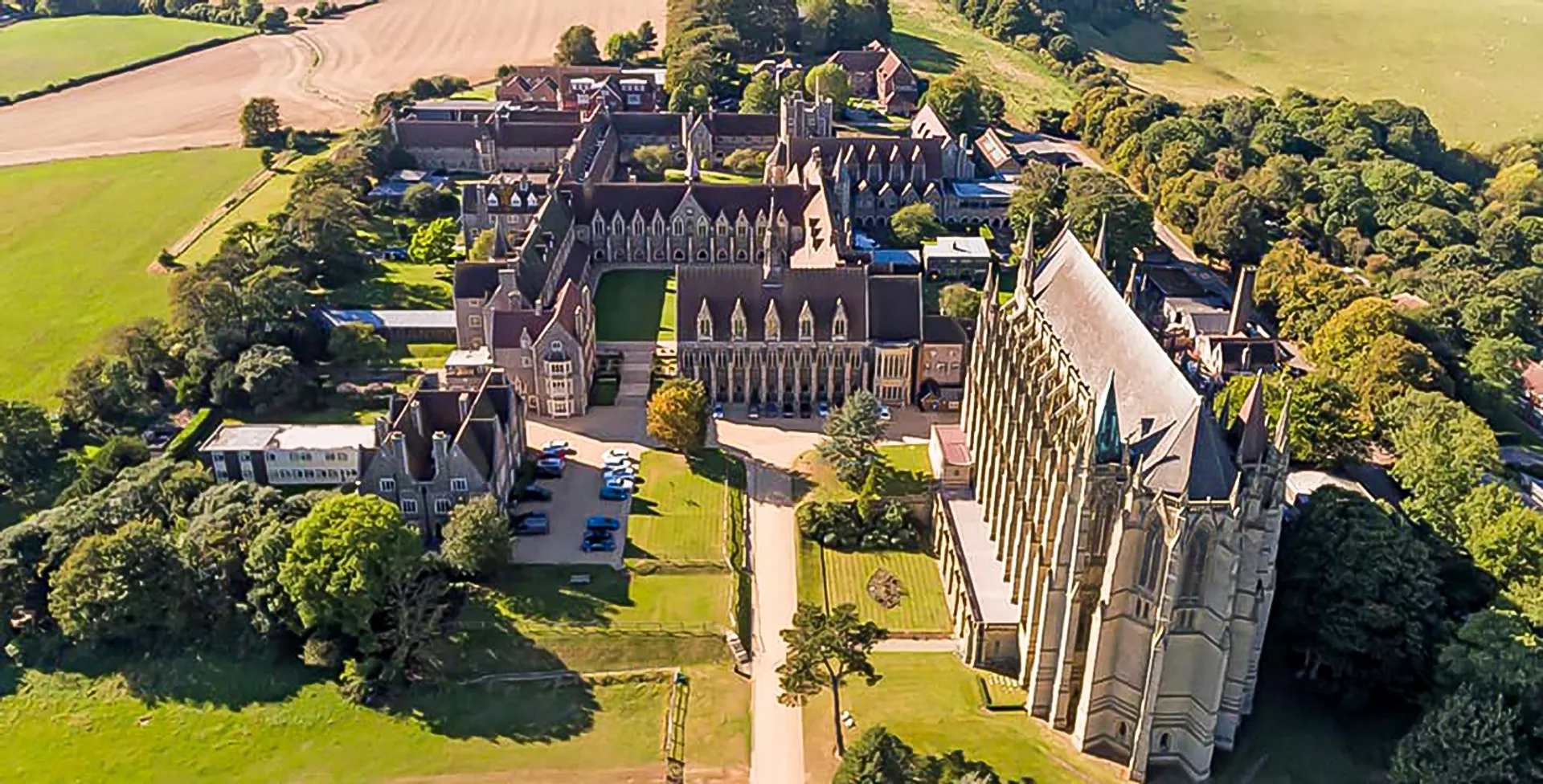 Il castello medievale nel campus del Lancing College sorge immerso nel verde.
