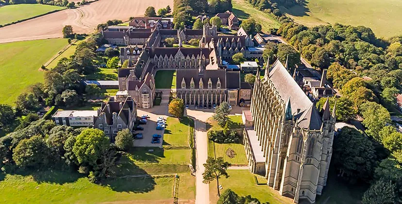 Il castello medievale nel campus del Lancing College sorge immerso nel verde.