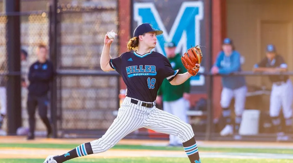Un giocatore di baseball della Miller School of Albemarle lancia la palla sul campo.