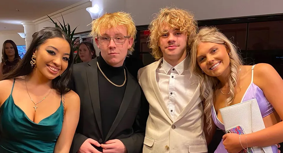 Un gruppo di quattro studenti della Le Fevre High School posa insieme a un evento formale.