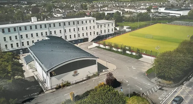 L'ampio edificio a più piani con tetto a volta all'interno del terreno del Loreto College Mullingar è circondato da edifici più piccoli e da un prato.