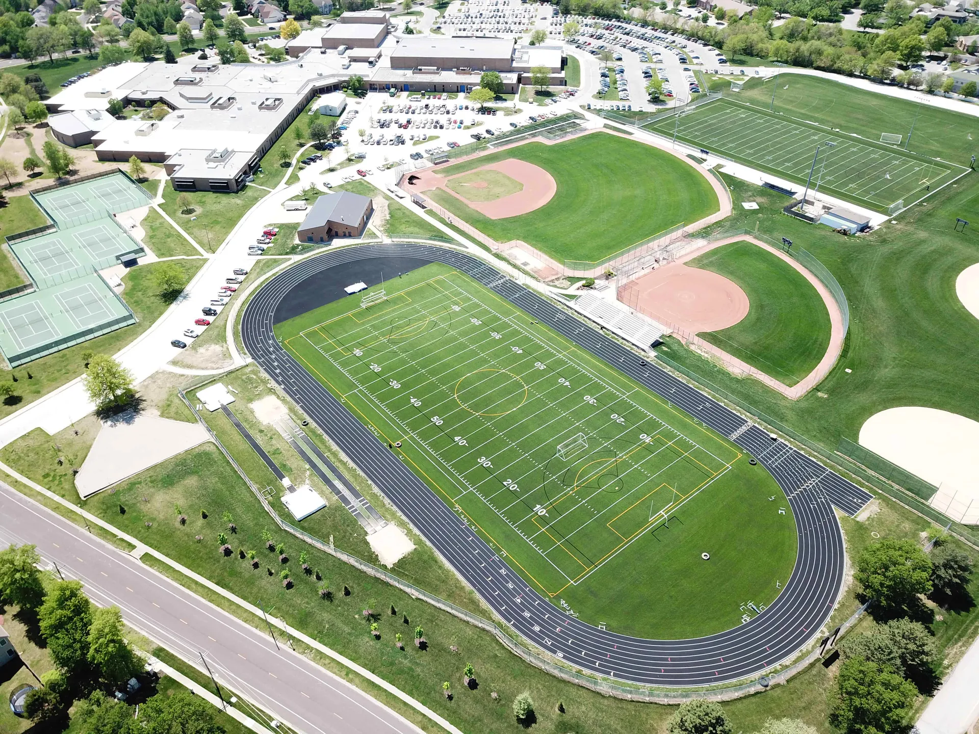 Vista aerea dell'impianto sportivo con campo da calcio e campi da baseball nel Blue Valley School District.