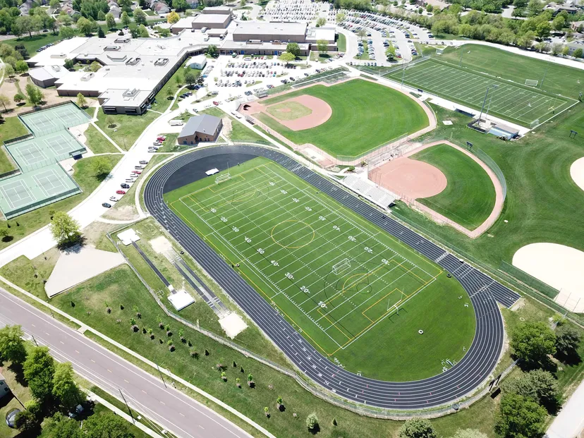 Vista aerea dell'impianto sportivo con campo da calcio e campi da baseball nel Blue Valley School District.