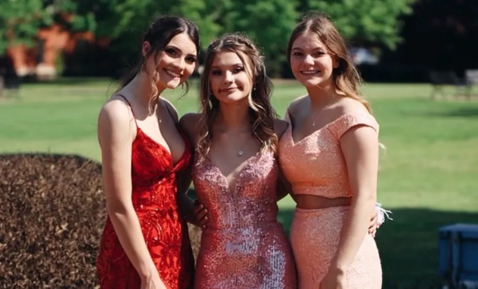 Tre studentesse della Clarksville High School si trovano insieme su un prato.