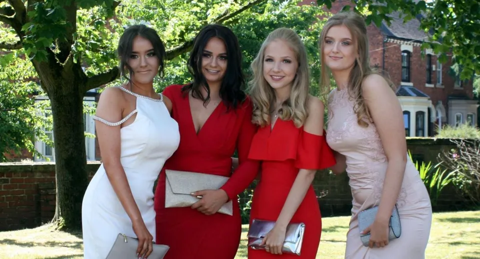Quattro studentesse del Denstone College posano insieme in un'area verde all'aperto.