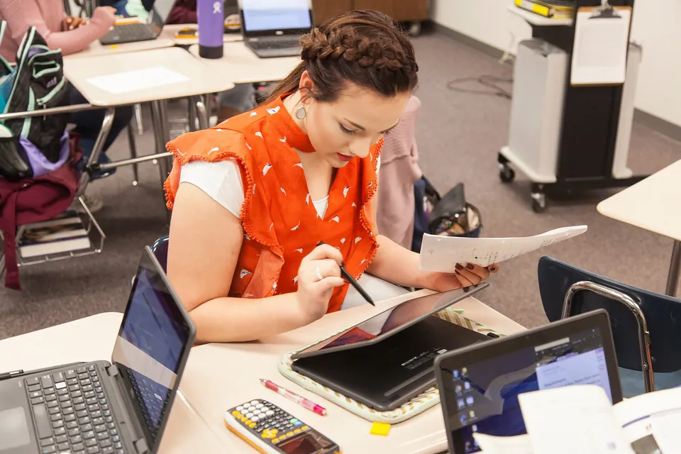 Una studentessa della Mesa High School lavora con una penna digitale su un laptop in classe.