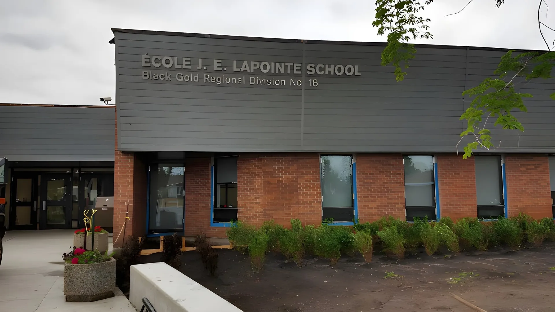 Si vede l'edificio della École J.E. Lapointe School con facciata in mattoni e aree esterne verdi.