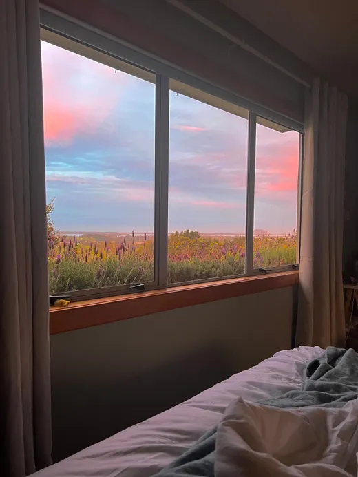 Blick aus dem Schlafzimmerfenster in den Abendhimmel