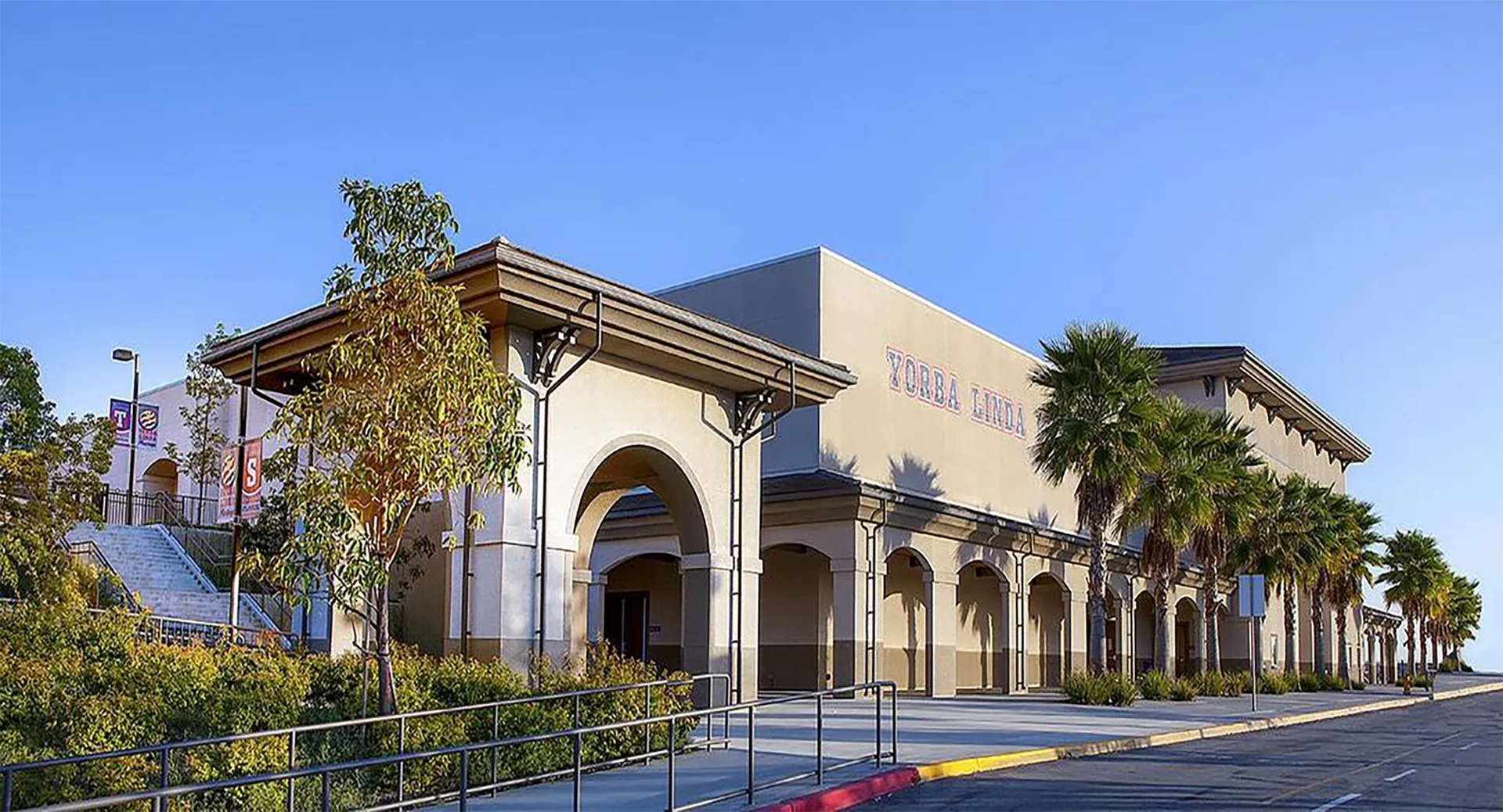 L'edificio del Placentia-Yorba Linda Unified School District mostra un ingresso decorato e palme sotto un cielo terso.