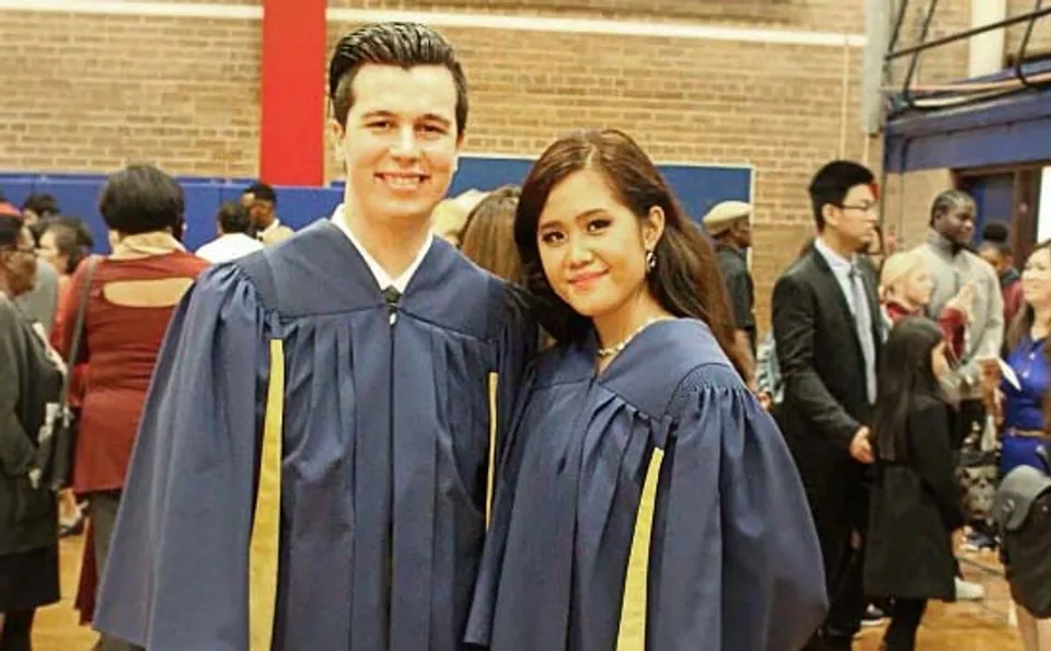 Due diplomati in toga sono insieme alla cerimonia di diploma del George Harvey Collegiate Institute.