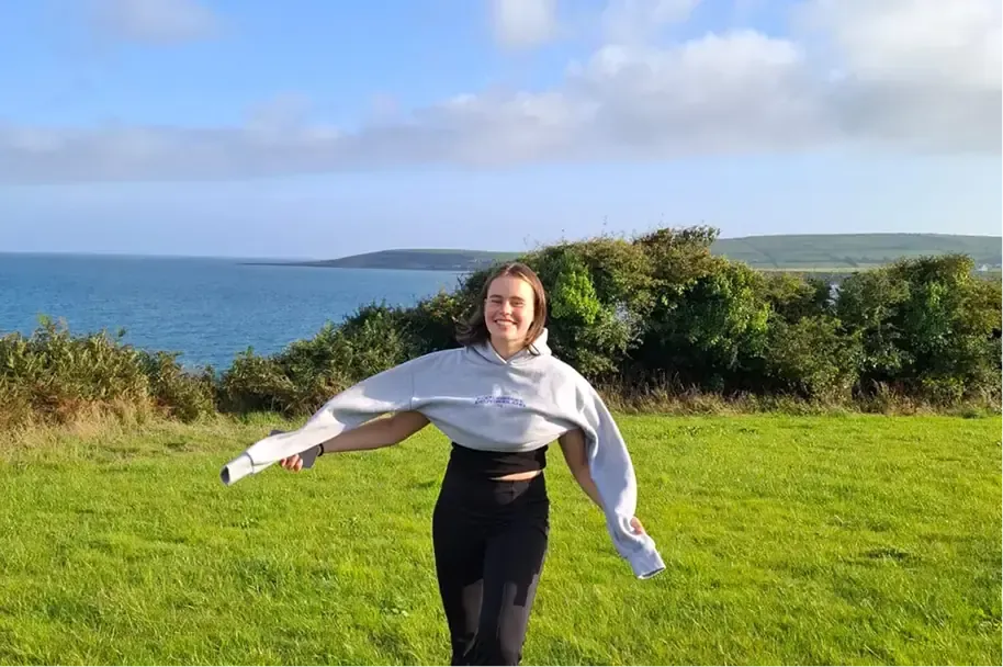 Schülerin Irland Meer Wiese