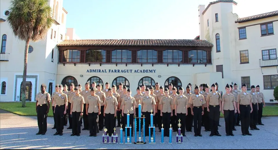 Un gruppo di studenti e studentesse si trova davanti all'edificio della Admiral Farragut Academy.