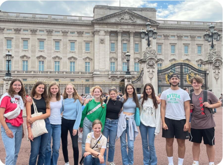 Schülergruppe vor dem Buckingham Palace in London