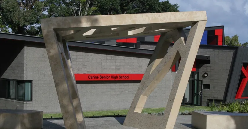 L'edificio della Carine Senior High School è circondato da alberi e aree verdi.