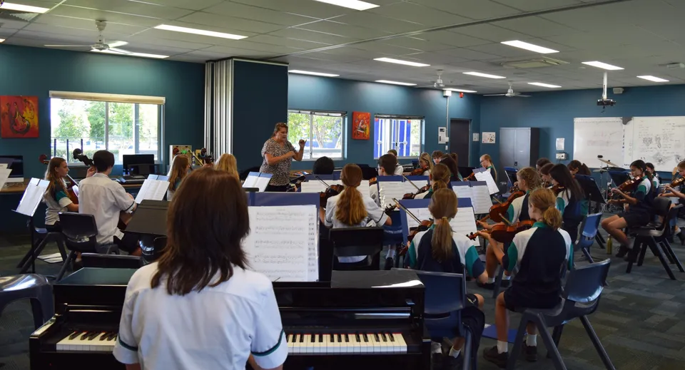 Gli studenti suonano diversi strumenti musicali durante la lezione di musica al Chancellor State College.