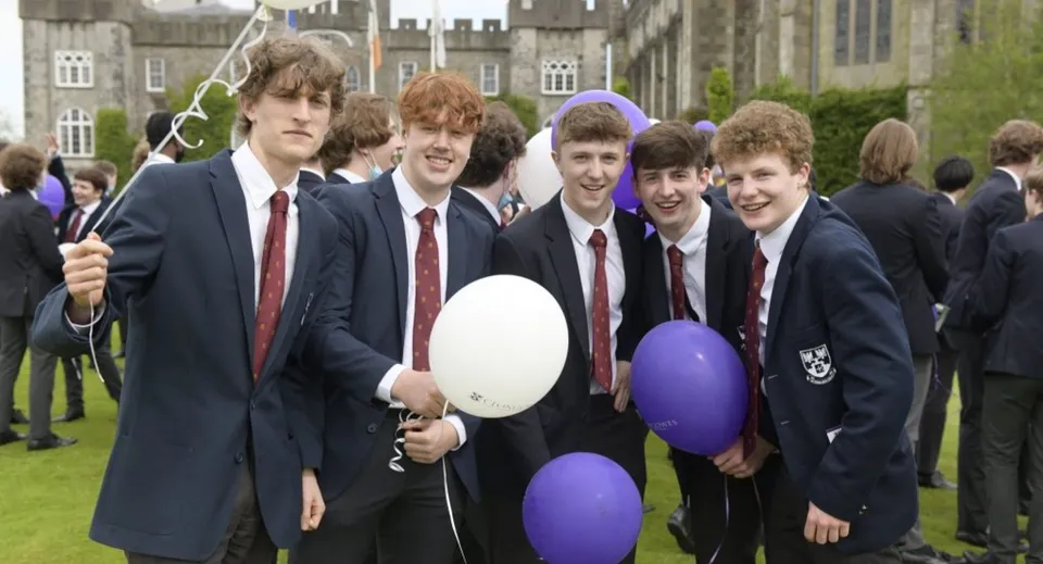 Un gruppo di studenti tiene dei palloncini durante un evento nel campus del Clongowes Wood College.