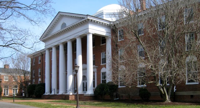 Il storico edificio della Chatham Hall School con una struttura a cupola sul tetto si trova su un prato ben curato davanti ad alberi spogli.
