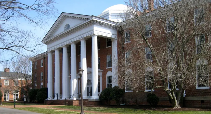 L'edificio bianco della Chatham Hall School con una cupola è circondato da alberi spogli e da un prato.
