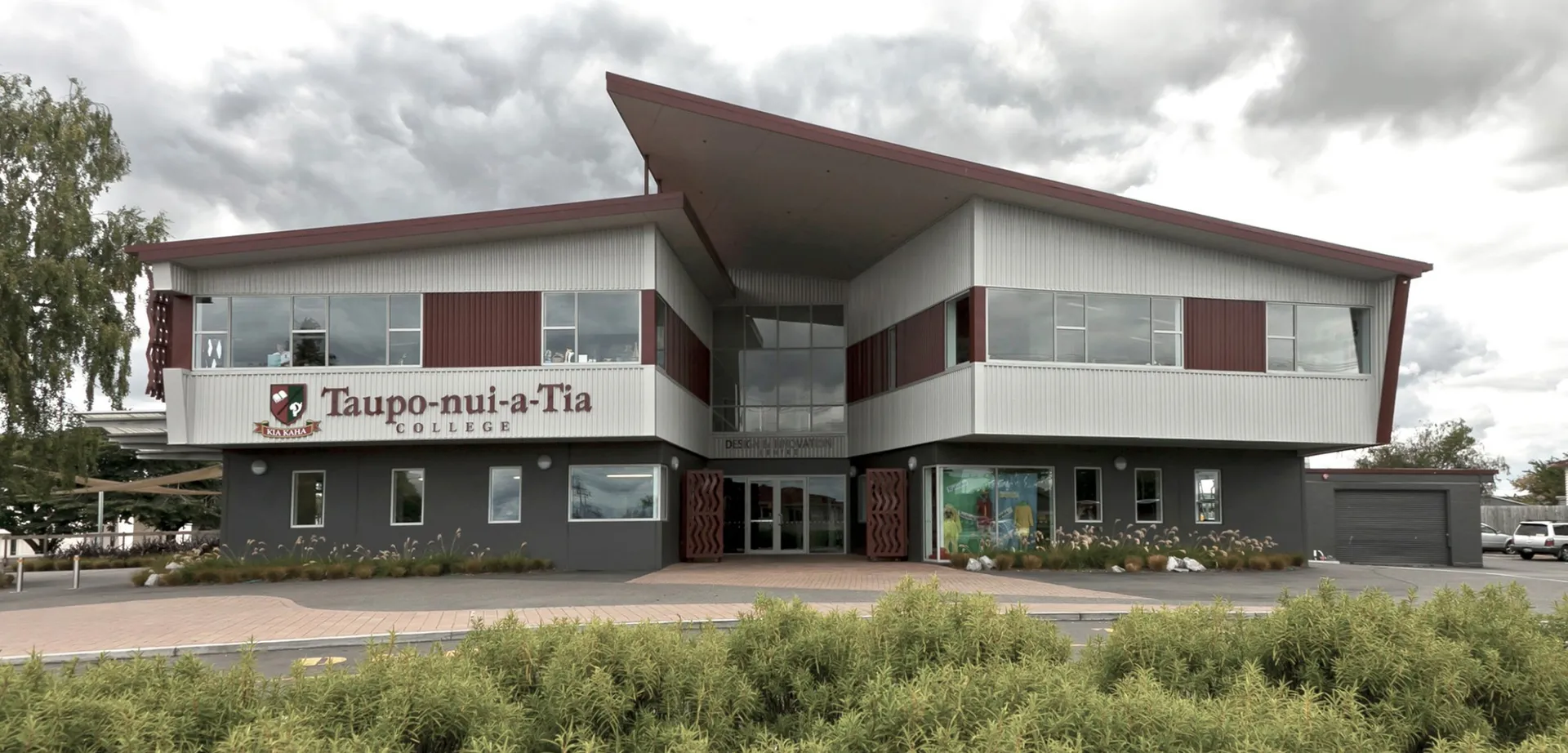 L'edificio moderno a due piani con un tetto caratteristico si trova nel campus del Taupo-nui-a-Tia College.