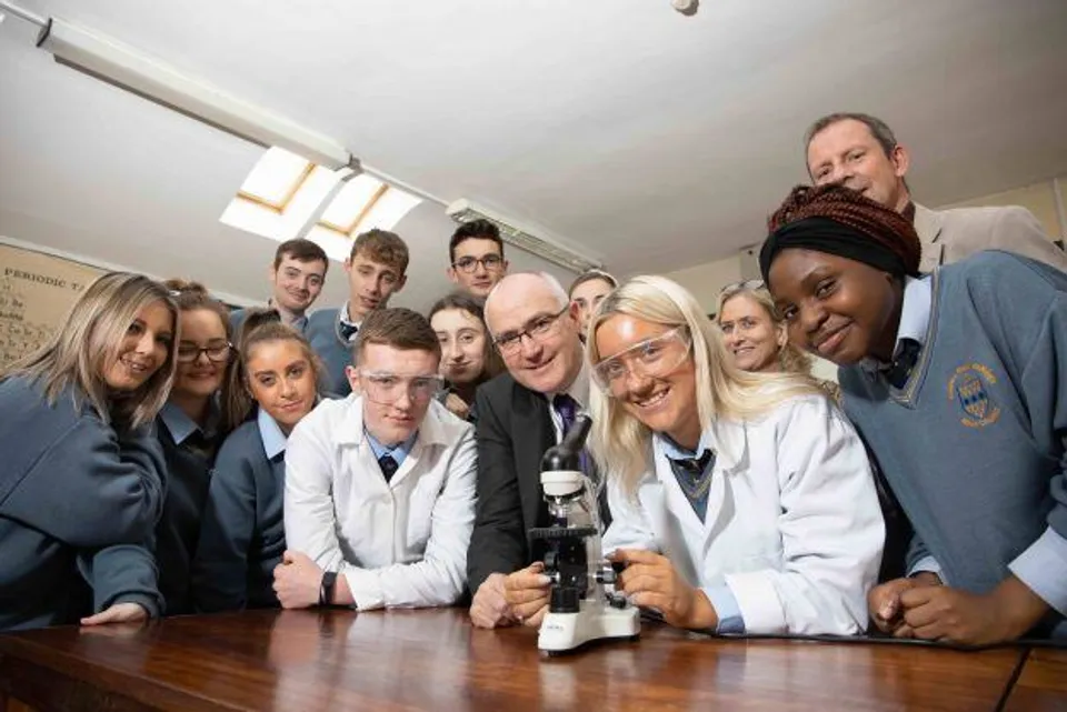 Un gruppo di studenti e studentesse lavora nel laboratorio del Nagle Community College con attrezzature scientifiche.
