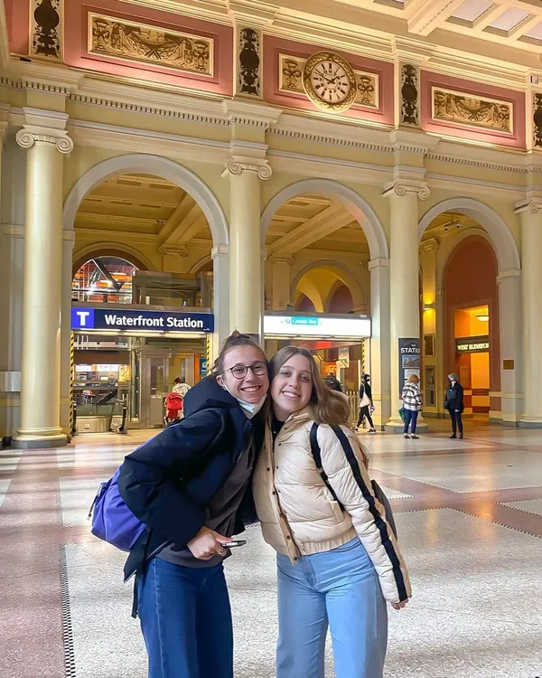 zwei Schülerinnen in einem Bahnhof in den USA